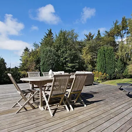Holiday home Three-bedroom In 8