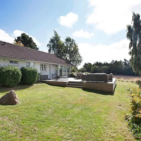 Three-bedroom In 8 Holiday home